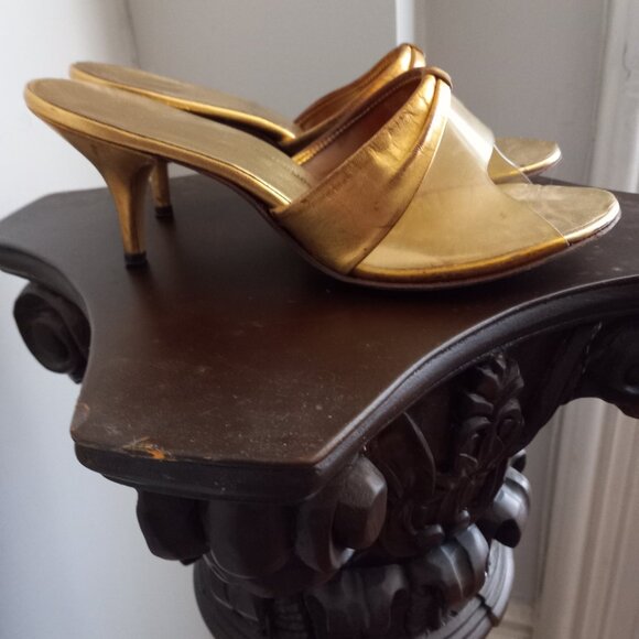 VINTAGE 50S 60S SOPHISTICATES GOLD LEATHER AND PLASTIC MULES HEELS 7 - Picture 3 of 8